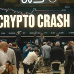 Scène de marché chaotique avec affichage 'Crypto Crash' et investisseurs inquiets